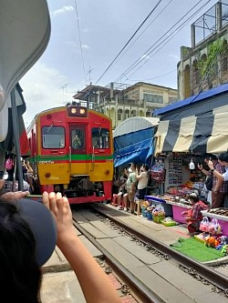 ตลาดร่มหุบ
